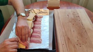 фаршированная свиная вырезка в беконе