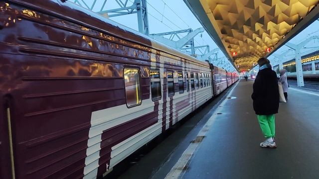 ЭП2К-238 с фирменным поездом №054Ч "Гранд-Экспресс" Москва - СПБ прибывает на Московский вокзал смотреть онлайн