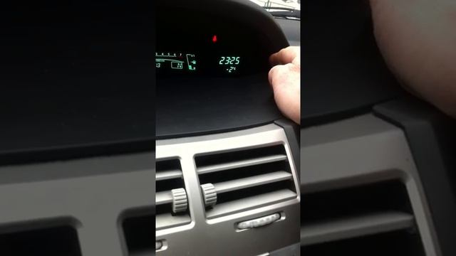 Выставить часы на панели Toyota Yaris (Тойота Ярис) 2008 г.