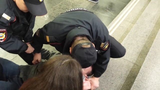 Задержание молодого парня сотрудниками полиции смотреть онлайн