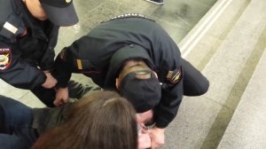 Задержание молодого парня сотрудниками полиции