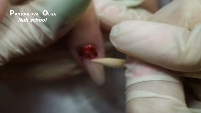 Красный гель самозамес и блестки у кутикулы под молочным гелем