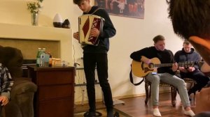 Он нас сделал родными Он нас сделал друзьями . Нас зовут Христиане