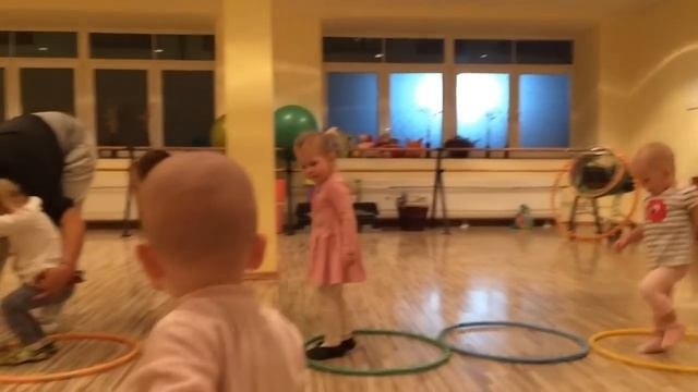 Мы маленькие дети. Смешные детки. Забавные дети погодки