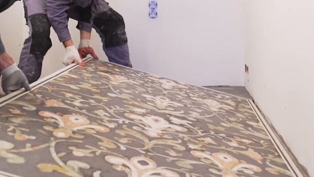 Монтаж художественного панно из мрамора, гранита и оникса. Мозаика из камня.