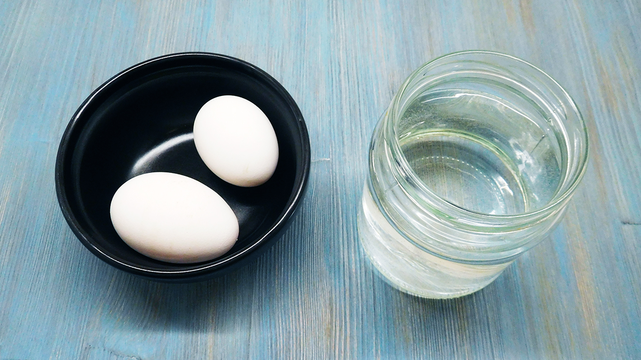 Как проверить перепелиные яйца на свежесть. Свежесть яйца фото. Проверка яиц. Свежесть яиц в воде. Аппарат для проверки яиц на свежесть.