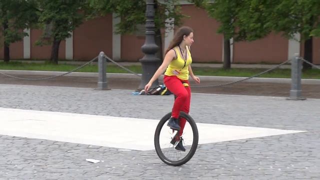 Девушка катается на одном колесе (Кронштадт 2014 год). смотреть онлайн