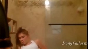 Прикольные падения ...  девушки  .