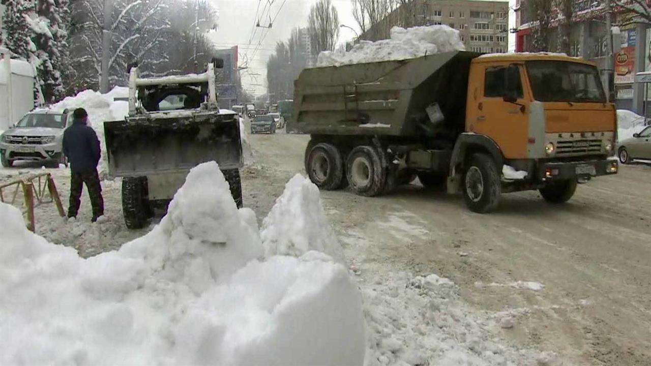 Саратовскую область в авральном режиме освобождают из снежного плена