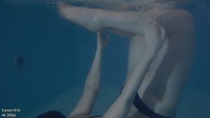 Девушка в бассейне