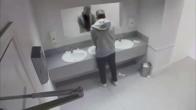 Шок в туалете бара