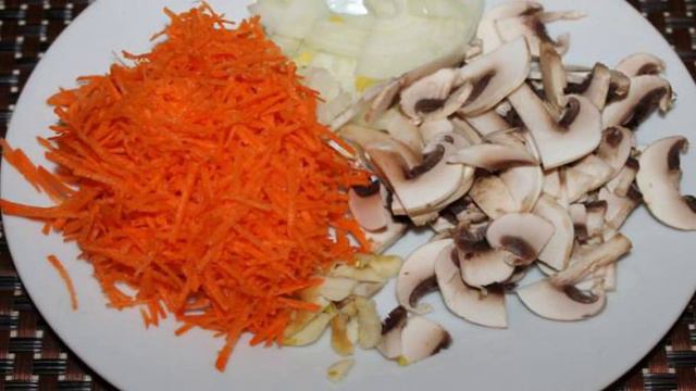 Пельмени запеченные с грибами под сметанным соусом