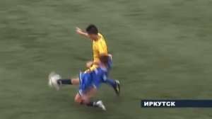 Дети играют в футбол