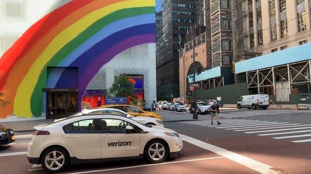 В гостях у Трампа. Пятая Авеню и надпись перед зданием Trump Tower.