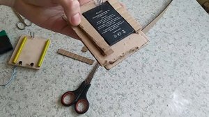 Зарядка - лягушка своими руками из подручных средств.