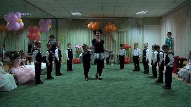 Танец Кляксы на выпускном в детском саду