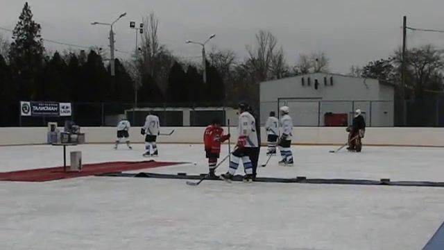 Вратарь плавает по льду.avi смотреть онлайн