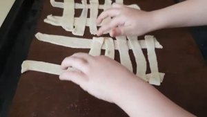 Печем лесенки и пирожки.