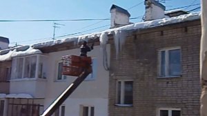 С крыши сбивают сосульки. Ледяной охотник из "Матрицы")