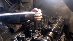 Демонтаж стаканов форсунок DETROIT DIESEL 60 14L, самодельный ключ + съемник
