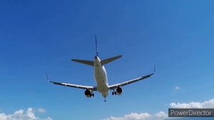 Самолёт летит очень низко,приземление город Батуми, Грузия июль 2022 год