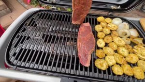 Классический Рибай на гриле Weber Traveler