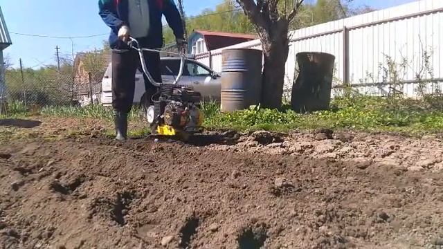 вспашка культиватором CHAMPION 4311 смотреть онлайн