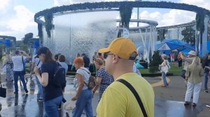 Клëвый фонтан-водопад стекающий по прозрачной стеклянной стенке в Московском спортивном СК Лужники