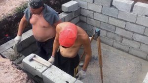16 Кладка стен подвала из бетонных двухпустотных блоков