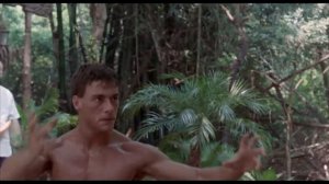 Жан-Клод Ван Дамм отрабатывает удары с учителем в фильме Кикбоксер (1989)