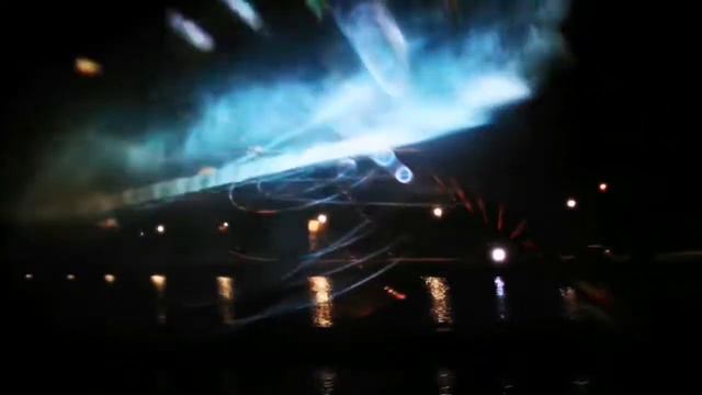 Световое шоу на озере в Риге: кажется, что прилетели инопланетяне смотреть онлайн