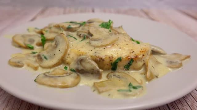 Куриная грудка с грибами в сливочном соусе смотреть онлайн