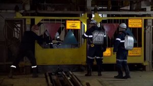 Момент спасения горняка Алишера Мирзаева на руднике "Мир"