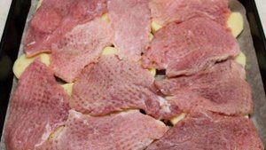 Отбивные с картофелем и сыром, приготовленные в духовке