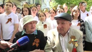 Школьники Черкесска в преддверии 9 Мая провели парад у дома ветерана Макса Беленького