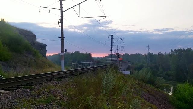 Электровоз ЭП1-063 со скорым поездом и приветливой бригадой смотреть онлайн