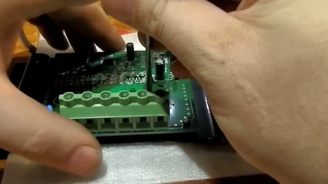 Доработка контроллера заряда для солнечных панелей LCD CM20D PWM 10А в 20А смотреть онлайн