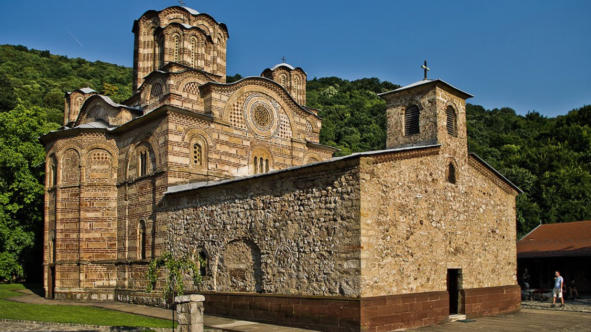 Какой самый большой монастырь в европе. Монастырь Ресава Сербия. Церковь Раваница Сербия. Монастырь Сопочаны Сербия. Монастырь Манасия,Деспотовац,Сербия.