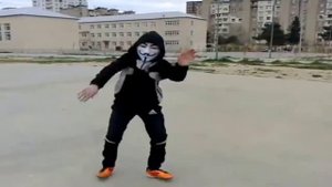 Анонимус танцует под Бебры все в адидасах мем