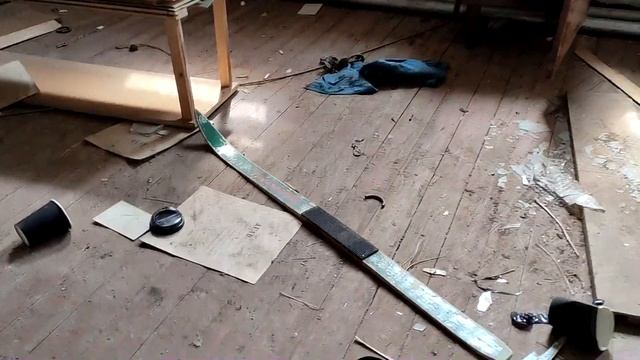 Брошено и забыто. Бывшая библиотека... Чайковский.