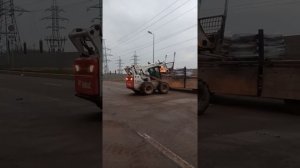 мини-погрузчик Bobcat s850 при работе