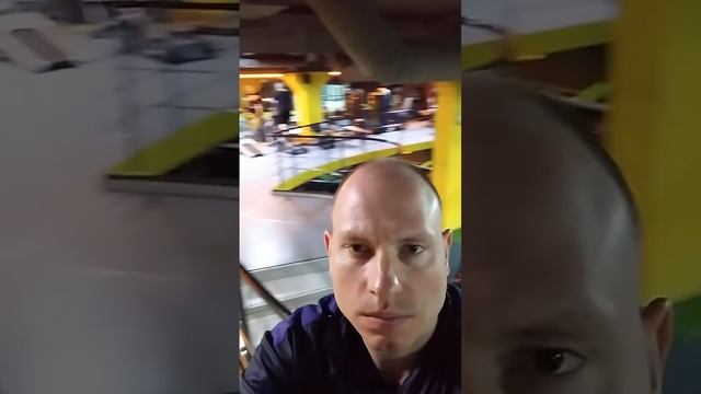 Развитие силы. Фитнес. Тренажерный зал. Гантели. Блины. Тренажеры. Атмосфера тренажерного зала. смотреть онлайн