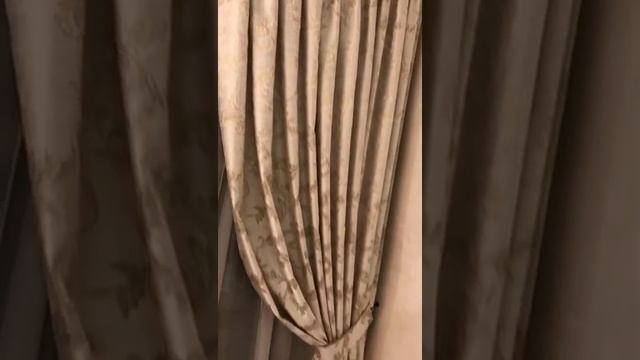 Нестандартное окно. Шторы на Лестнице