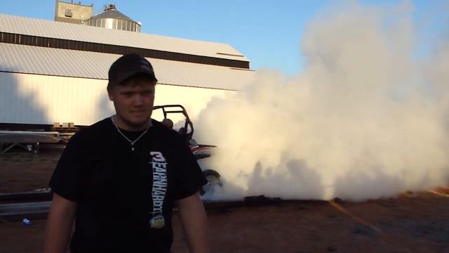 New Salem ND burnout contest 7-17-09 Brand New Polaris RZR S 4min 40 second burnout смотреть онлайн