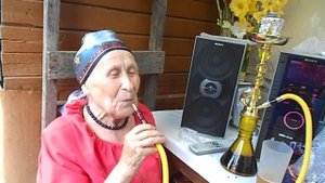 Бабушка курит кальян