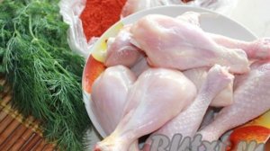 Куриные ножки, тушёные с луком на сковороде