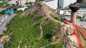 Дополнительное ограждение установили на детской площадке сопки Бурачка.