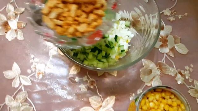 САМЫЙ ПРОСТОЙ РЕЦЕПТ! САЛАТ С СУХАРИКАМИ И КУКУРУЗОЙ. смотреть онлайн