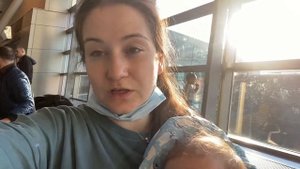 Как лететь с коляской в самолете? Сдавать в негабаритный багаж или возле трапа.