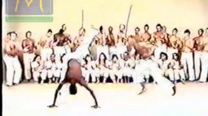 Abadá Capoeira no ritmo de São Bento Grande - Mestre Camisa - Vid6de10 - Coleção histórica.